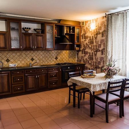 Golden Park Apartments Uman Luaran gambar